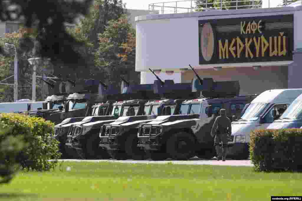На вуліцы Сапёраў пэрпэндыкулярна праспэкту Пераможцаў сканцэнтраваная спэцтэхніка розных відаў. Бадай, упершыню ўлады вывелі пазадарожнікі «Тыгр» з гарматамі на дахах