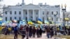 Manifestanții participă la un protest împotriva Rusiei și a președintelui Vladimir Putin în fața Casei Albe din Washington, 06 martie 2014