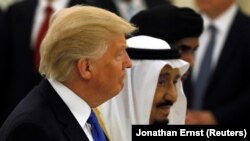 Дональд Трамп (л) і Салман бін Аблалазіз ас-Сауд (п), фото 20 травня 2017 року, під час візиту президента США до Ер-Ріяда