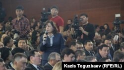 Одна из участниц встречи задает вопрос акиму города Алматы. Алматы, 19 февраля 2015 года.