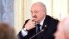 У змінах, які вніс Лукашенко, також йдеться про те, що військовослужбовець «не несе відповідальності за шкоду», заподіяну внаслідок стрілянини, коли вона «здійснювалася відповідно до вимог загальновійськових статутів»