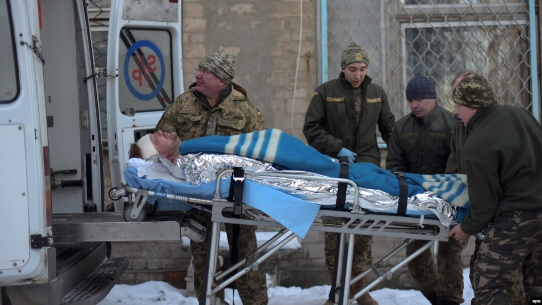Ілюстративне фото: шпиталізація пораненого в Авдіївці, січень 2017 року