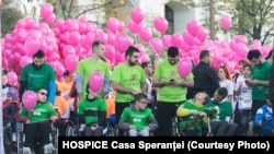 Persoane în scaun cu rotile în timpul unui proiect al Hospice Casa Speranței - maratonul.