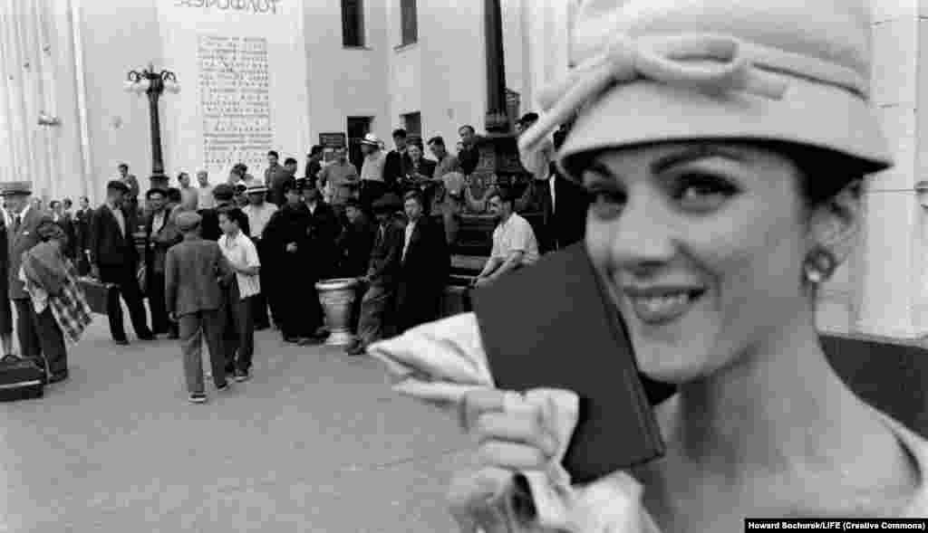 Но самые интересные фотографии были сделаны не на показе, а когда три модели в сопровождении фотографа из журнала LIFE Говарда Сочурека исследовали Москву. 