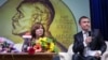 Сьвятлана Алексіевіч і былы дырэктар Беларускай службы Аляксандр Лукашук на прэзэнтацыя кнігі «Алексіевіч на Свабодзе». Менск, 2016