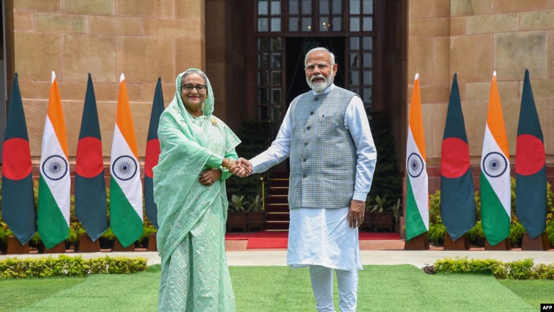 Indijski premijer Narendra Modi (desno) rukuje se sa koleginicom iz Bangladeša šeikom Hasinom po njenom dolasku u Nju Delhi, 22. jun 2024.