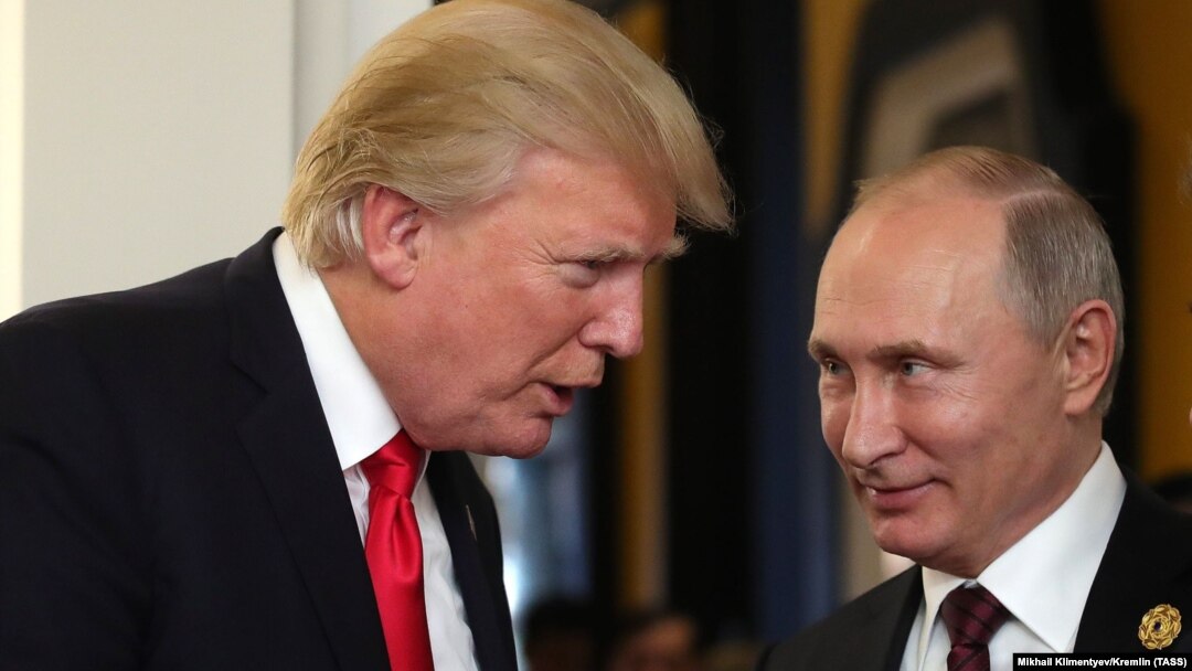 Дональд Трамп (л) і Володимир Путін (п) під час зустрічі у В’єтнамі 2017 року