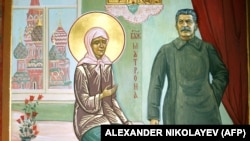 Фрагмент ікони «Матрона і Сталін», яка в 2008 році була в одному з храмів Петербурга. Сюжет ікони побудований на легенді про розмову святої РПЦ Матрони зі Сталіним. Ініціатор ікони стверджує, що вона «канонічна, оскільки має всі атрибути святого образу»