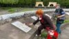 9 травня у Львові: нечисленні люди з квітами прийшли до військових меморіалів