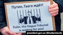 Плакат «Путин, Гаагский трибунал ждет тебя!» на акции против агрессии России по отношению к Украине. Амстердам, Нидерланды, 6 марта 2022 года