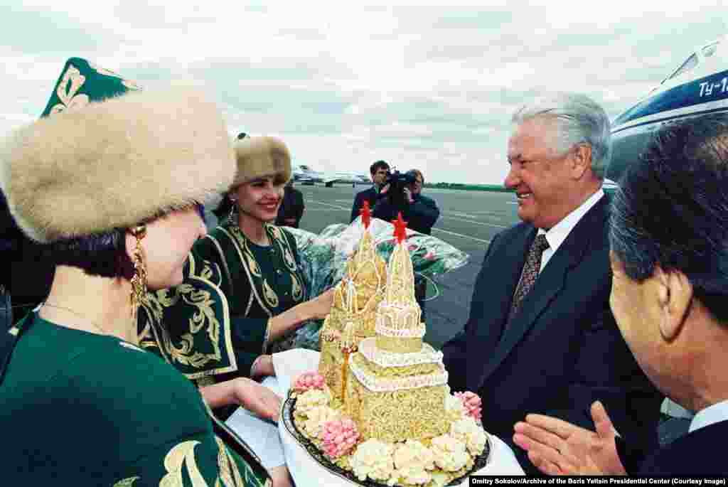 Єльцина зустрічають в Татарстані в травні 1994 року традиційним татарським десертом – чак-чаком