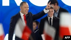 Польшада президент сайлауында консервативтік "Құқық пен әділет" (PiS) партиясының кандидаты Кароль Навроцкий (суретте қол көтеріп тұр) озды.