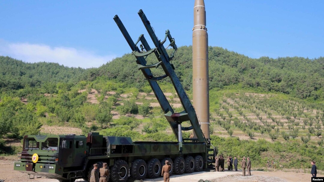 Міжконтинентальна балістична ракета Hwasong-14 на стартовому майданчику в КНДР, 5 липня 2017 року