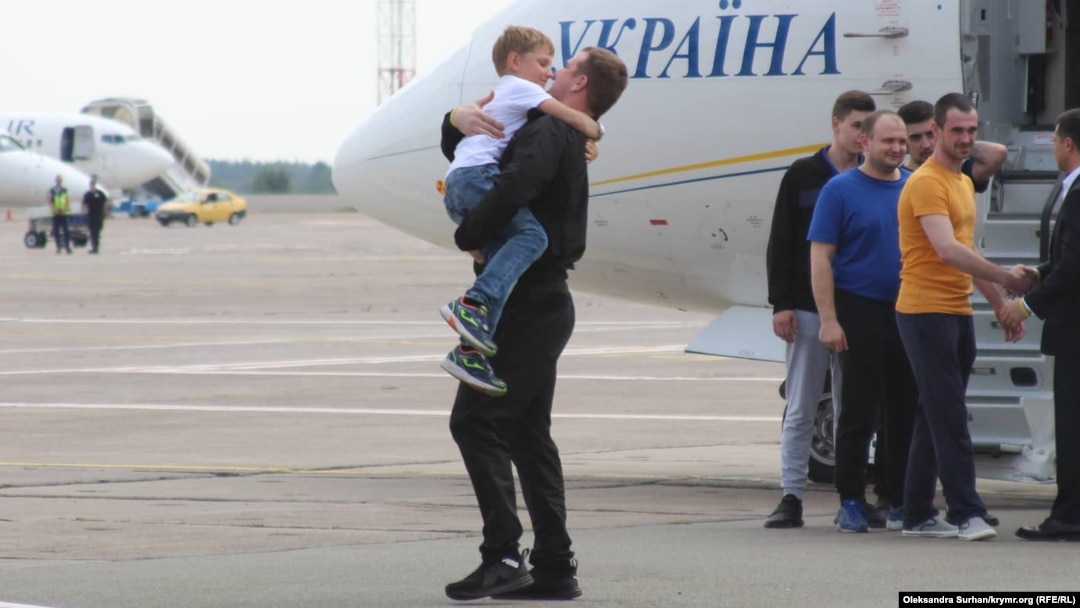 Гриценко зазначив, що всі 24 звільнених моряків готові продовжити свою службу у ВМС