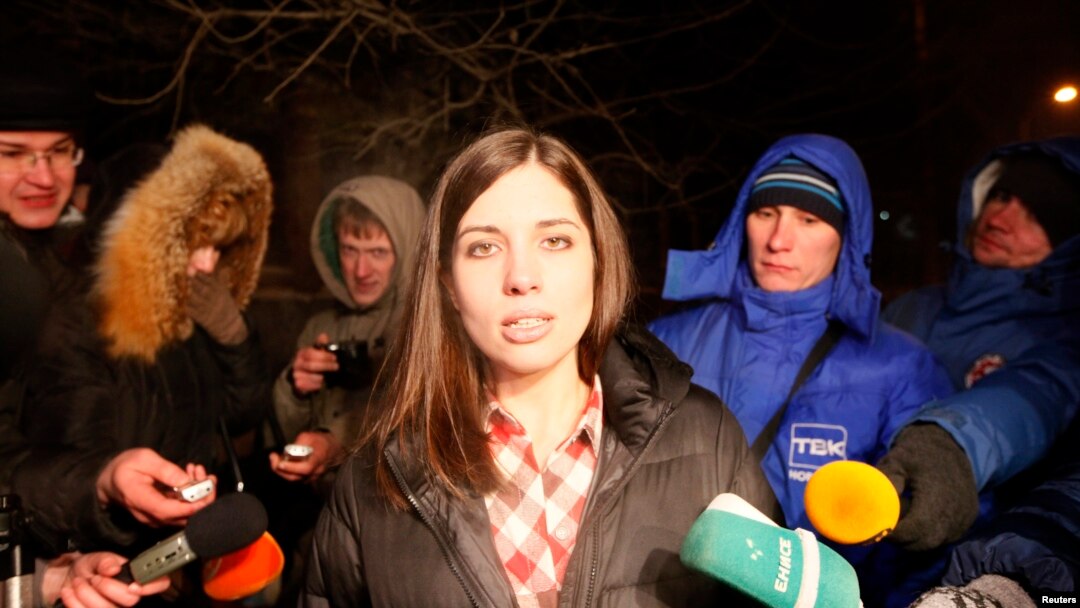 Nadežda Tolokonjikova se obraća novinarima nakon puštanja iz zatvora u Krasnojarsku, 23. decembra 2013.