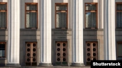 Антикорупційні експерти таким законом занепокоєні: наголошують, що Верховна Рада значно пом'якшила покарання за недостовірне е-декларування та називають це «корупційною змовою депутатів»