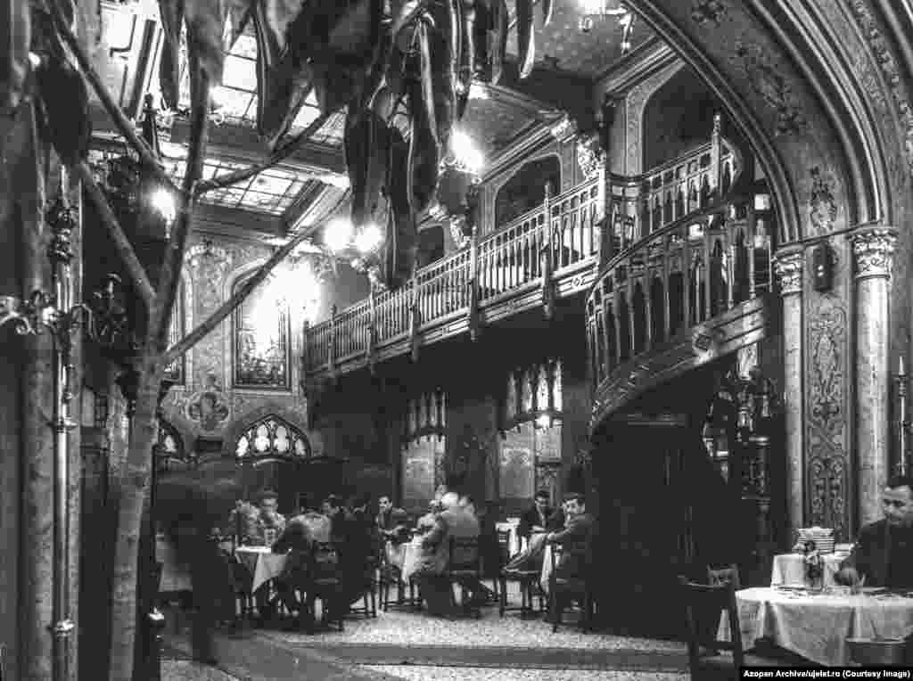 Interior din restaurantul Carul cu bere din București, fotografiat în 1965. Uj Elet, care înseamnă „Viață nouă”, a fost o publicație în limba maghiară destinată celor aproximativ un milion de vorbitori de limbă maghiară din România. Revista a început să apară în 1959.