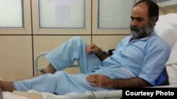 سعید رضوی فقیه در بیمارستان با دستبند و پابند - عکس از سایت «جرس»