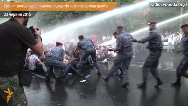 У Єревані поліція використала водомети проти демонстрантів