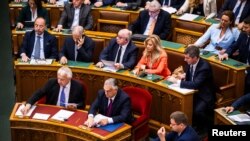 Parlamentul maghiar, în prezența premierului Viktor Orban, aprobă începerea procesului de retragere a Ungariei din Curtea Penală Internațională. 