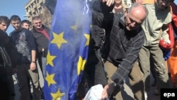 Kosovski Srbi pale zastavu EU protiv nezavisnosti Kosova, Mitrovica, 25. februar 2008