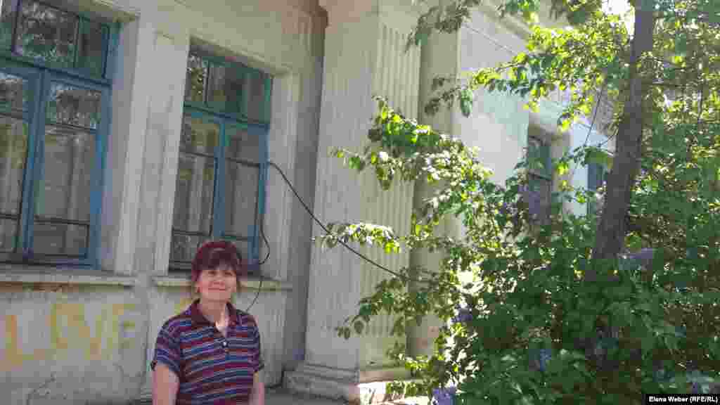 Людмила Кузнецова говорит, что несколько десятков лет назад в бывшем доме начальника Карлага жили ее родители, а после их смерти эта четырехкомнатная квартира досталась ей. Еще одна квартира, трехкомнатная, с недавних пор пустует. – Мои родители приехали в Долинку в 1949 году. Моя мама, Валентина Волкова, работала секретарем-машинистом в управлении Карлага, где сейчас музей. Когда музей создавался, она очень много фотографий отдала туда. Отец Михаил Волков был военным, потом работал в колониях и дорос до начальника учреждения 159/6. Мама, когда закрылось управление Карлага, работала машинисткой в спецотделе учреждения. Это жилье получил отец, когда работал в колонии. Столько времени прошло, а люди помнят. Это наша история и сейчас немного гордости есть, что живу в таком историческом месте, – говорит Людмила Кузнецова, жительница поселка Долинка в Карагандинской области.