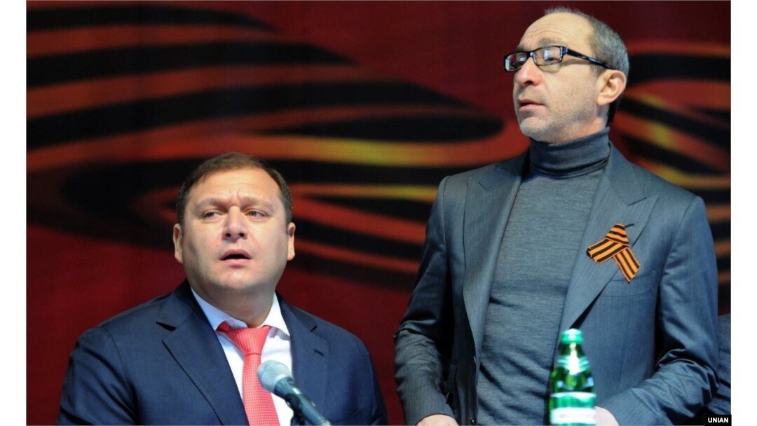 Мер Харкова Геннадій Кернес (праворуч) і тодішній голова Харківської ОДА Михайло Добкін під час з’їзду депутатів Криму і південно-східних областей України у Харкові. 22 лютого 2014 року