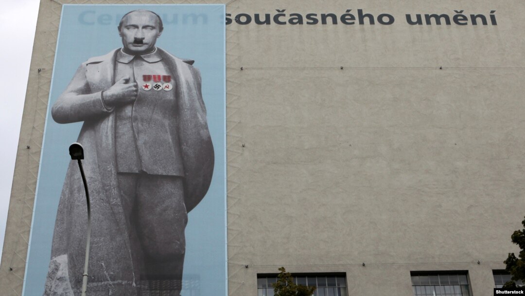 Банер на будинку в центрі столиці Чехії із зображенням президента Росії Володимира Путіна в одязі, як у радянського диктатора Йосипа Сталіна, та з вусами Адольфа Гітлера (ілюстраційне фото)
