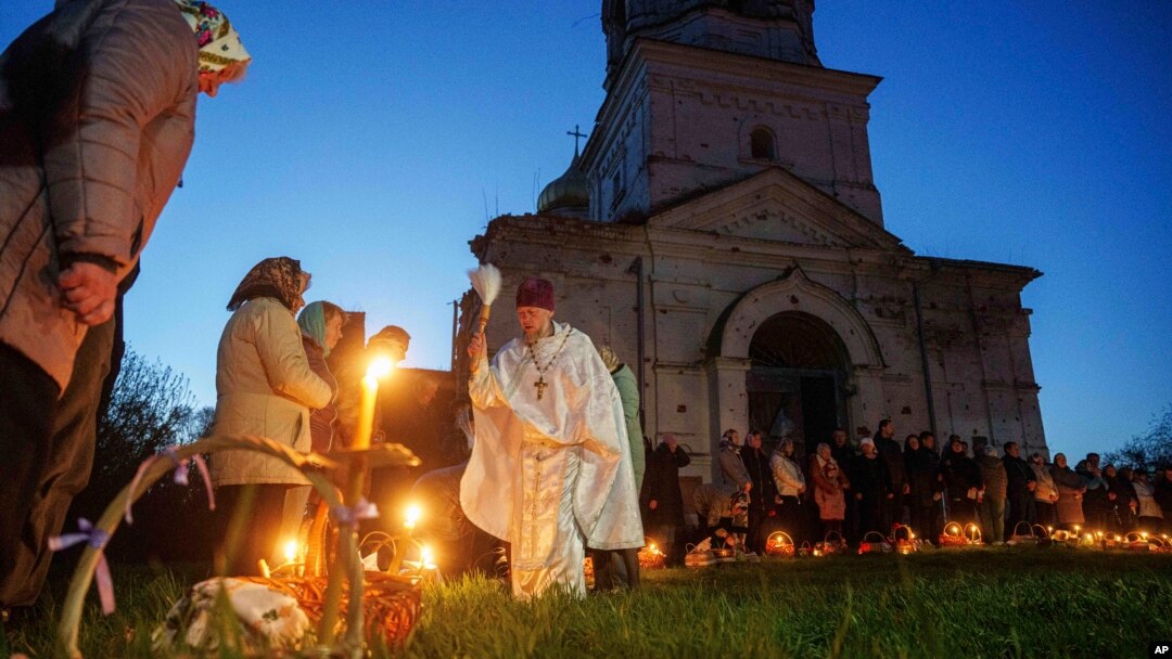 Sveštenik Serhij Žezul blagosilja vaskršnje korpe ispred crkve srušene u borbama između ruskih i ukrajinskih snaga u selu Lukašivka, Ukrajina, 20. aprila.
