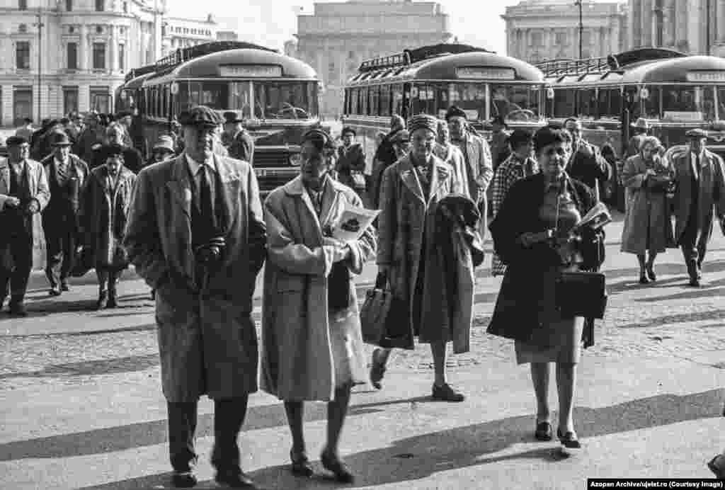 Această fotografie, a unor turiști americani în București în 1961, însoțea un reportaj laudativ despre turismul internațional, care promitea „atenție, amabilitate și confort” pentru călătorii străini. De fapt, până în anii 1980, turiștii erau evitați în mare măsură de românii obișnuiți, deoarece orice interacțiune cu străinii impunea depunerea unui raport la miliție. 
