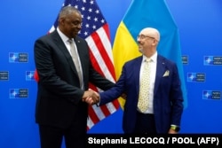 Міністри оборони України та США, Олексій Резніков та Ллойд Остін, перед засіданням Контактної групи з питань оборони України в штаб-квартирі НАТО в Брюсселі, жовтень 2022 року