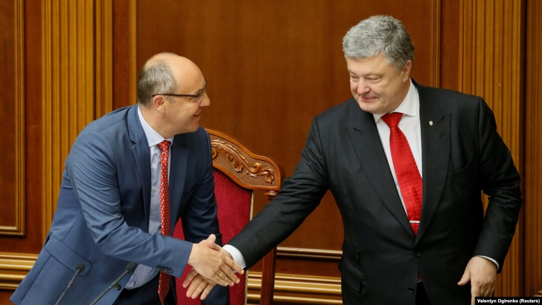 Президент України Петро Порошенко і спікер українського парламенту Андрій Парубій після голосування у Верховній Раді за закон «Про Вищий антикорупційний суд», 7 червня 2018 року 