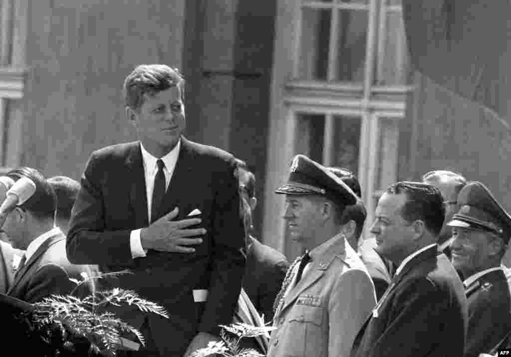 Прэзыдэнт Кэнэдзі выступае з прамовай у Бэрліне 26 чэрвеня 1963 г. Менавіта тут ён зрабіў сваю знакамітую заяву: "Я - бэрлінец!", каб падкрэсліць падтрымку ЗША Заходняй Нямеччыне і спагаду да людзей, якія жывуць у падзеленым Бэрліне.