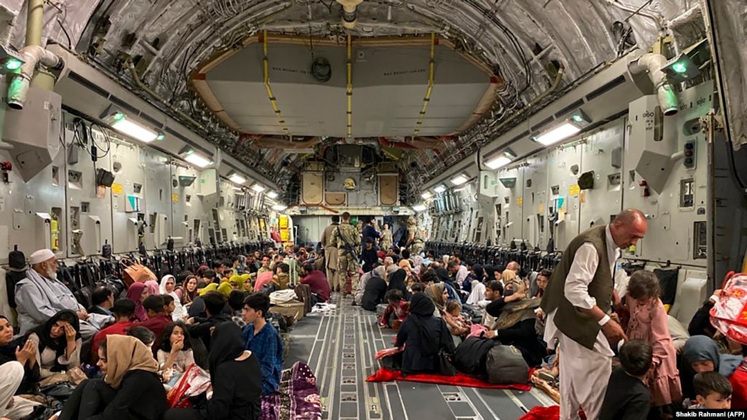 Ljudi sjede u avionu koji se sprema da krene sa abulskog aerodroma 19. avgusta. 