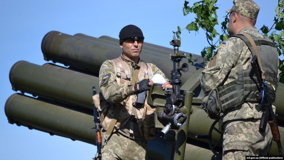 Українські артилеристи біля реактивної системи залпового вогню 9П140 «Ураган»