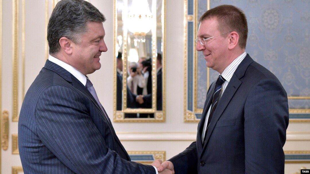 Президент України Петро Порошенко (ліворуч) і латвійський міністр закордонних справ Едгарс Рінкевічс, Київ, 16 липня 2014 року