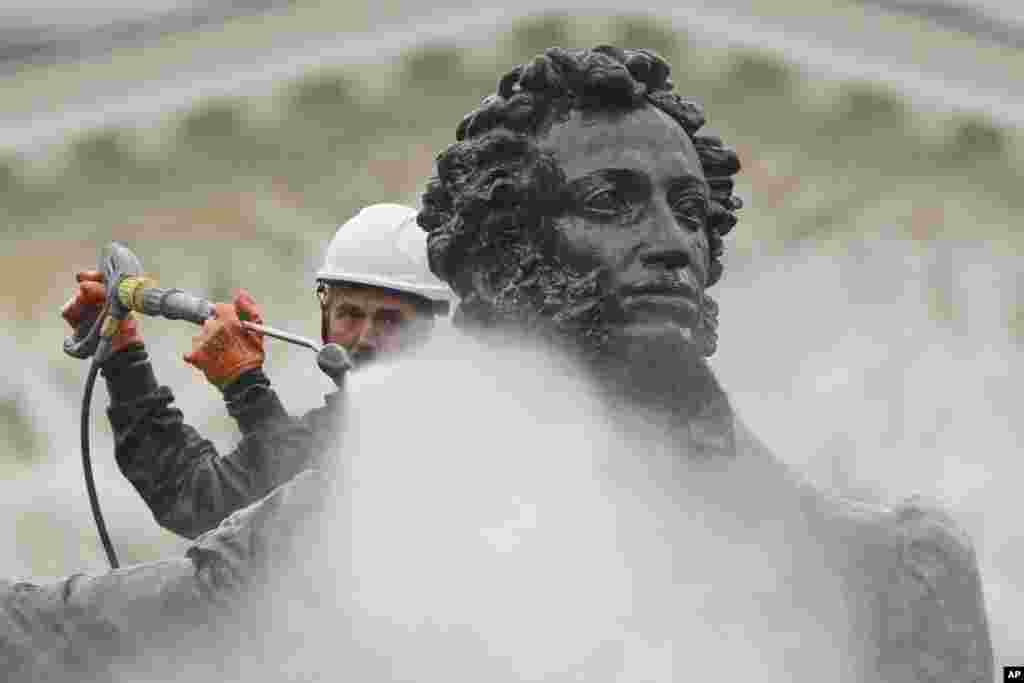 Čišćenje statue ruskog pjesnika Aleksandra Puškina u Sankt Peterburgu, Rusija.