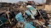 Військовослужбовець ЗСУ оглядає уламки російського бойового літака Су-34 в житловому районі Чернігова, 6 квітня 2022 року
