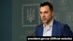 Олексій Арестович вказав на те, що прикордонники першими зустрічають наступ, не маючи суттєвої підтримки