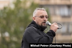 Тренер Михаил Петров.