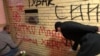 Grafiti u ulazu u zgradu u kojoj živi novinar Dinko Gruhonjić. 
