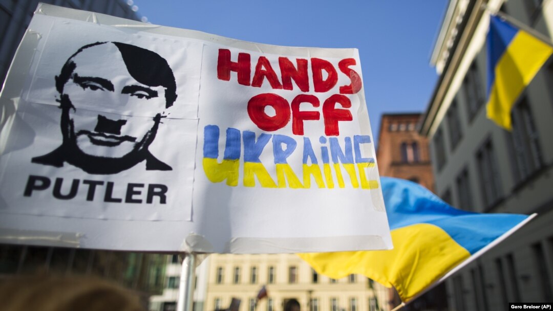 Під час акції біля українського посольства у Німеччині на знак солідарності з Україною і засудження збройної агресії Росії у Криму. Берлін, 9 березня 2014 року