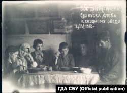 Сім’я Миколи Боканя, яка не вживала хліба протягом 300 днів, їсть злиденну їжу. Місце зберігання фото: ГДА СБ України, фонд 6, справа 75489-фк, том 2