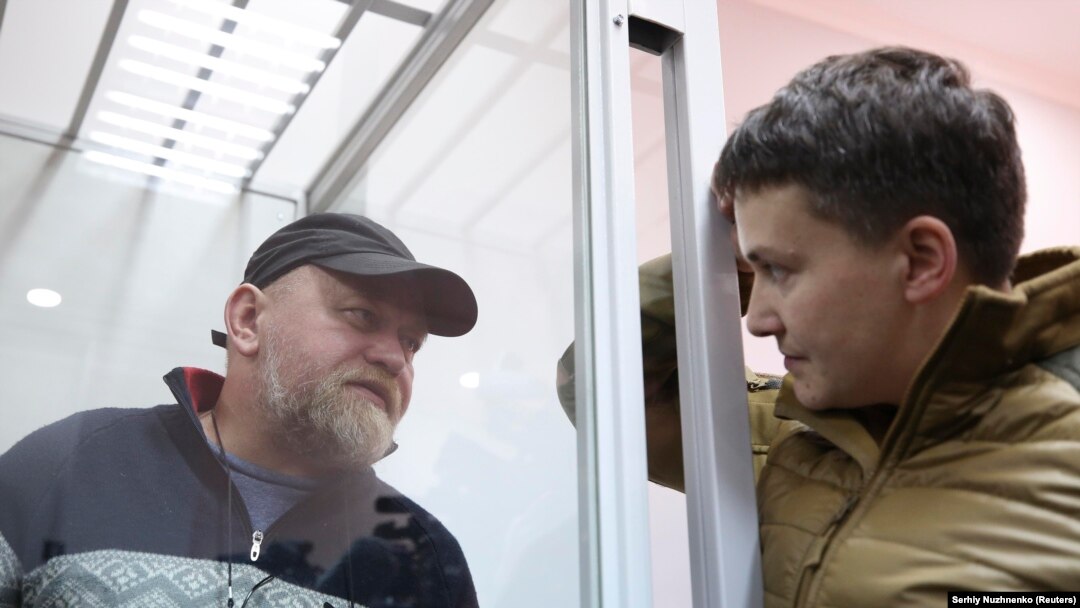 Народний депутат Надія Савченко (праворуч) спілкується з Володимиром Рубаном, керівником організації «Офіцерський корпус» під час судового засідання з обрання йому запобіжного заходу. Київ, 9 березня 2018 року