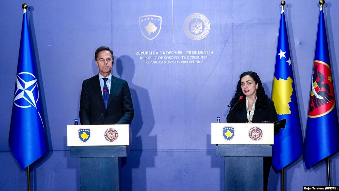 Generalni sekretar NATO-a Mark Rute i predsednica Kosova Vjosa Osmani na pres-konferenciji u Prištini, 11. marta 2025.