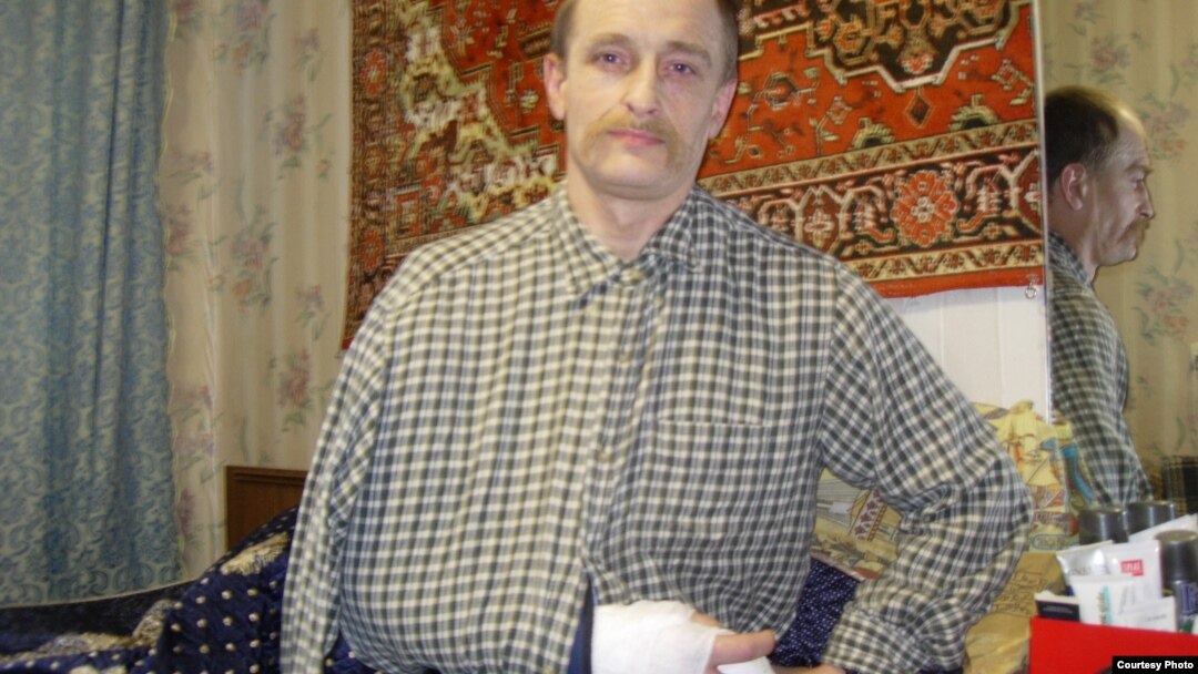 "Better I die -- me, with four kids -- than some 18-year-old who doesn't know which end of a gun the bullets come out of," says Ruslan Starodubov, recovering from a frontline injury.