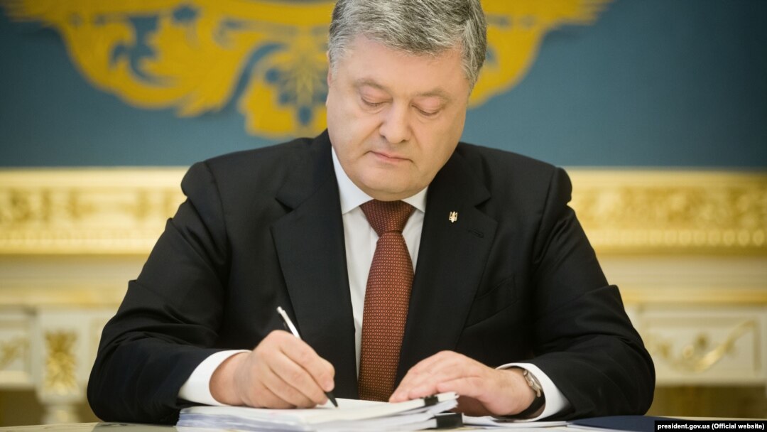 Порошенко доручив Кабінету міністрів України вжити необхідних заходів, щоб стипендії почали виплачувати вже цього року