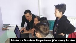Дархан Бегайдаров с учениками мультипликационной школы.