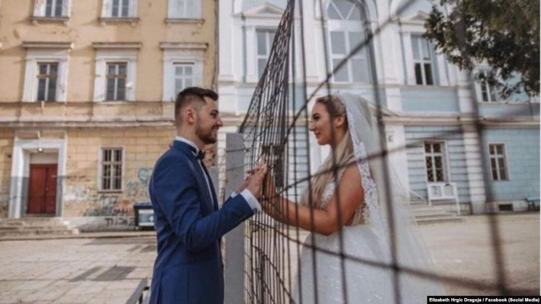 "Što znači jedna ništavna žica, komad armature, pored ljubavi?! Ljubavi koja ruši granice", napisala je Elizabeth Ella Hrgić koja je na fotografiji sa svojim suprugom Inasom Dagojem u dvorištu Travničke gimnazije