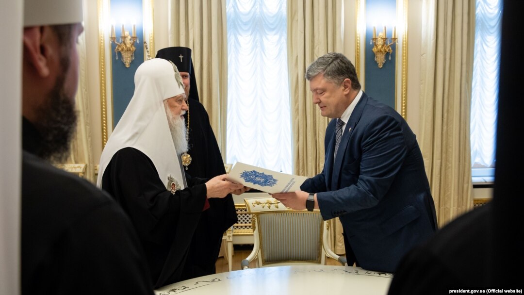 Патріарх Київський і всієї Руси-України Філарет офіційно передає президенту Петру Порошенку звернення до Вселенського патріарха Варфоломія про надання українській церкві томосу про автокефалію, підписане усіма архієреями УПЦ Київського патріархату. Київ, 18 квітня 2018 року 